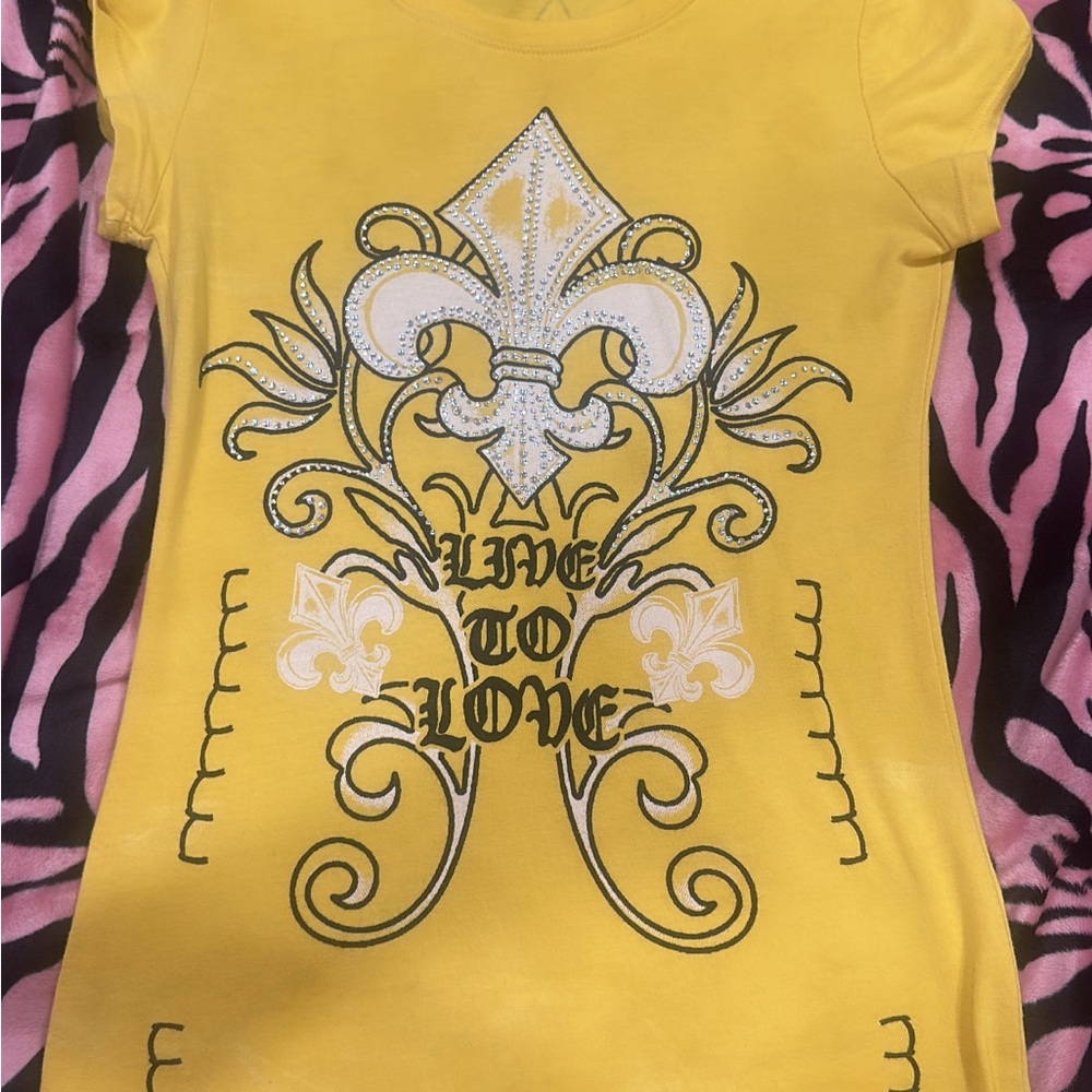 Yellow and white vintage Y2K baby tee. Y2Kfashion.